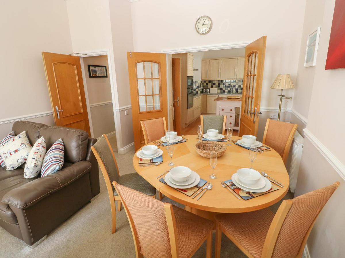 6 South Beach Court Тенби Екстериор снимка
