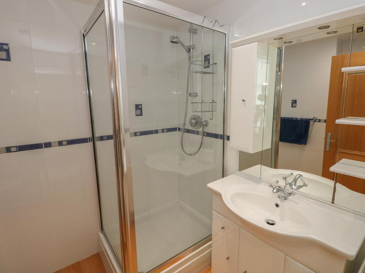 6 South Beach Court Тенби Екстериор снимка