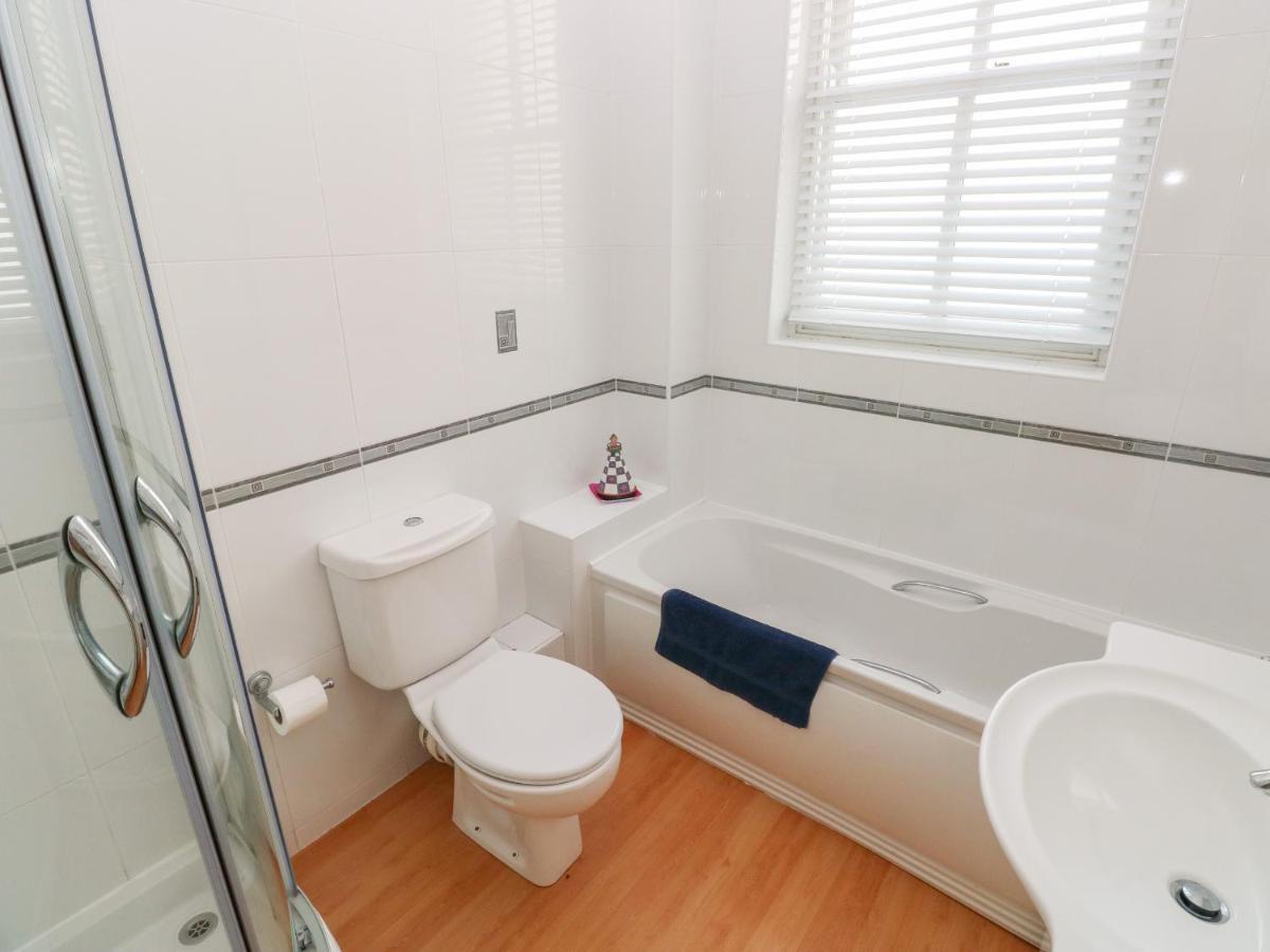 6 South Beach Court Тенби Екстериор снимка